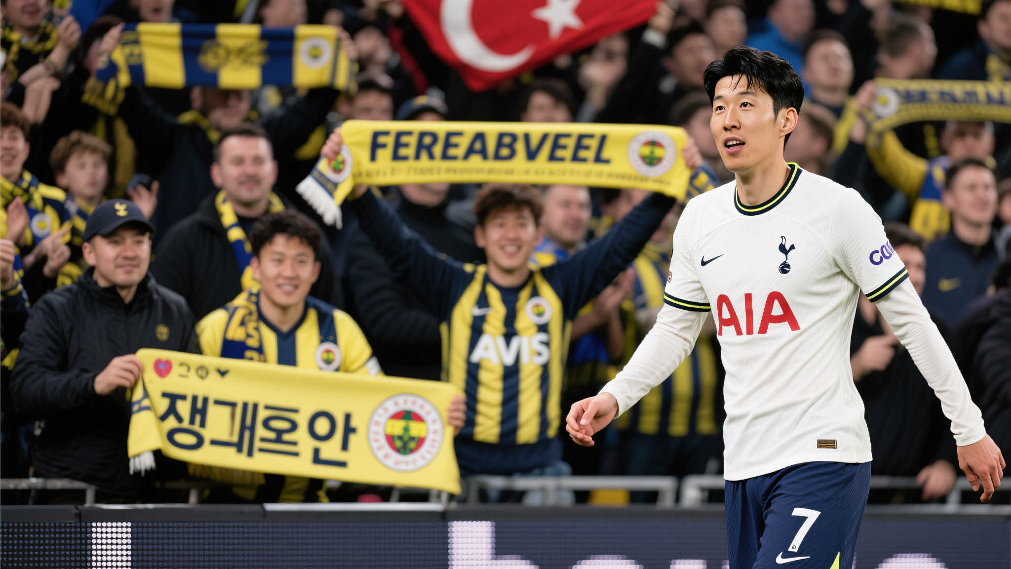 费内巴切球迷热情喊话孙兴慜引发讨论 随着国际足球的不断发展,球员之间的跨国界交流越来越